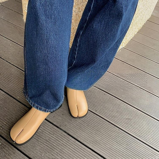 Sandal med rund snude, splittet tå og lukket tå