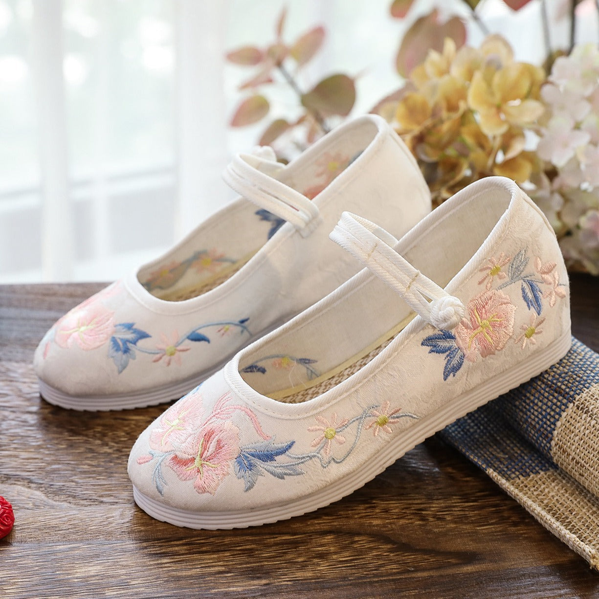 Chinese Style Round Head Embroidered Female Flat Cloth Shoes