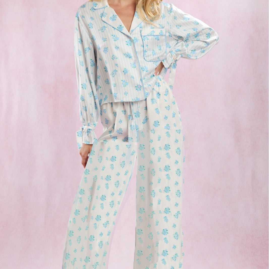 Silkeblød pyjamasdragt med printet blomstermønster, lange ærmer og revers