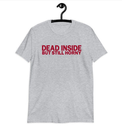 DEAD INSIDE BUT STILL HORNY Engelsk bogstav kortærmet T-shirt