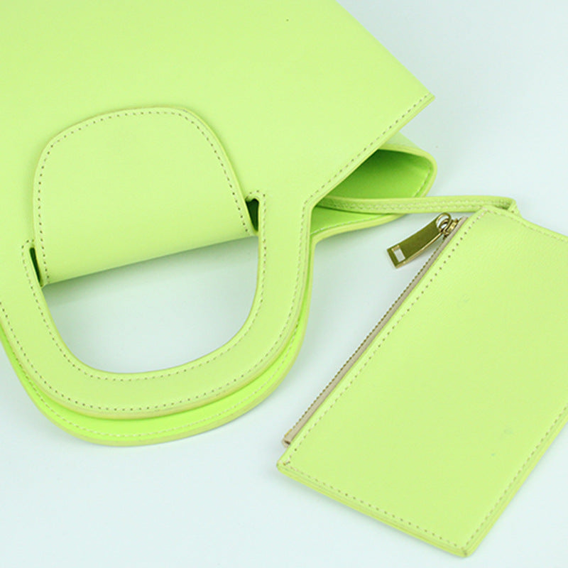 Crossbodytaske i ensfarvet lammeskind med grøntsagskurvdesign