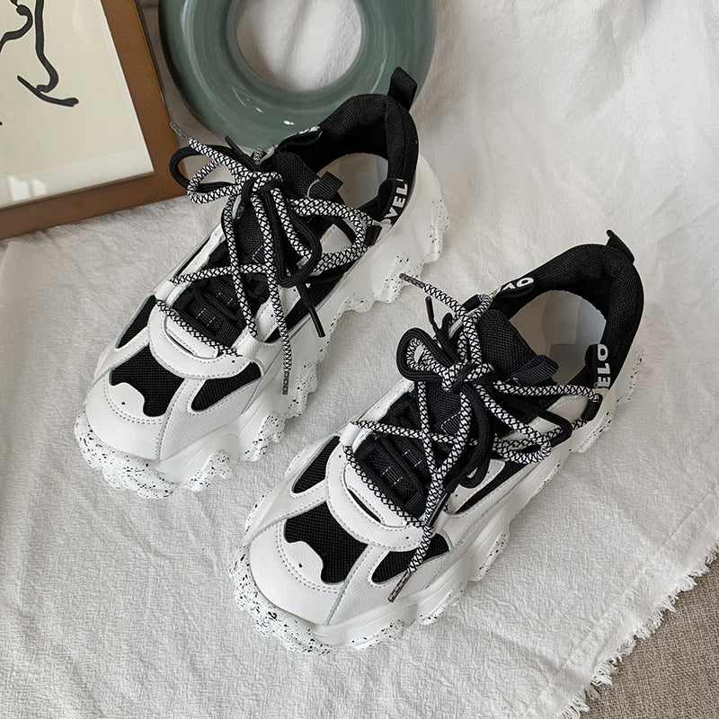 Casual sports shoes with thick soles