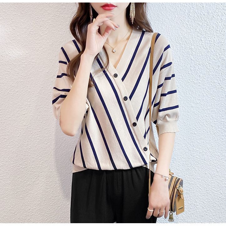 High-quality V-neck Knit Top Thats Loose-fitting And Slimming