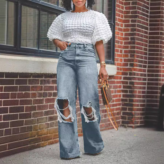 Damejeans i vasket denim med lige ben, med slidt og revnet look