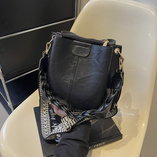 New High-capacity Crossbody Bag A Niche Chic Underarm Tote