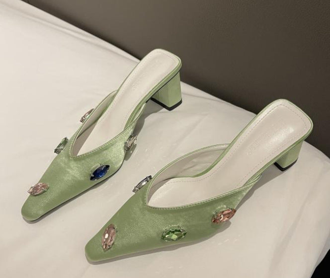 Fashion Satin Sandals With Rhinestones Are Worn Outside