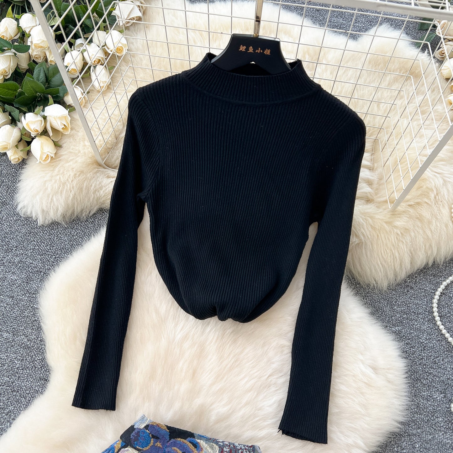 Inderstrikket sweater med lille bjørne-jacquardmønster, høj talje og en udstående kant