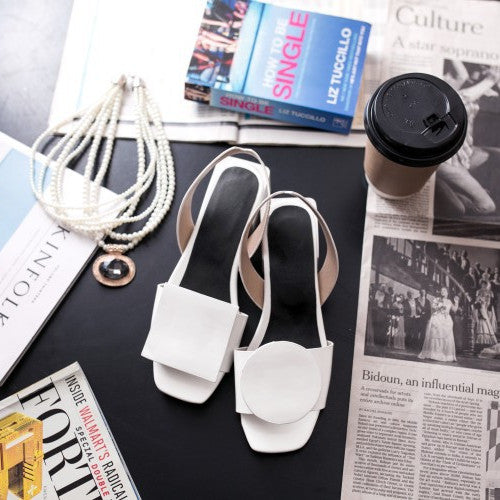 Store dekorative sandaler med runde eller firkantede design