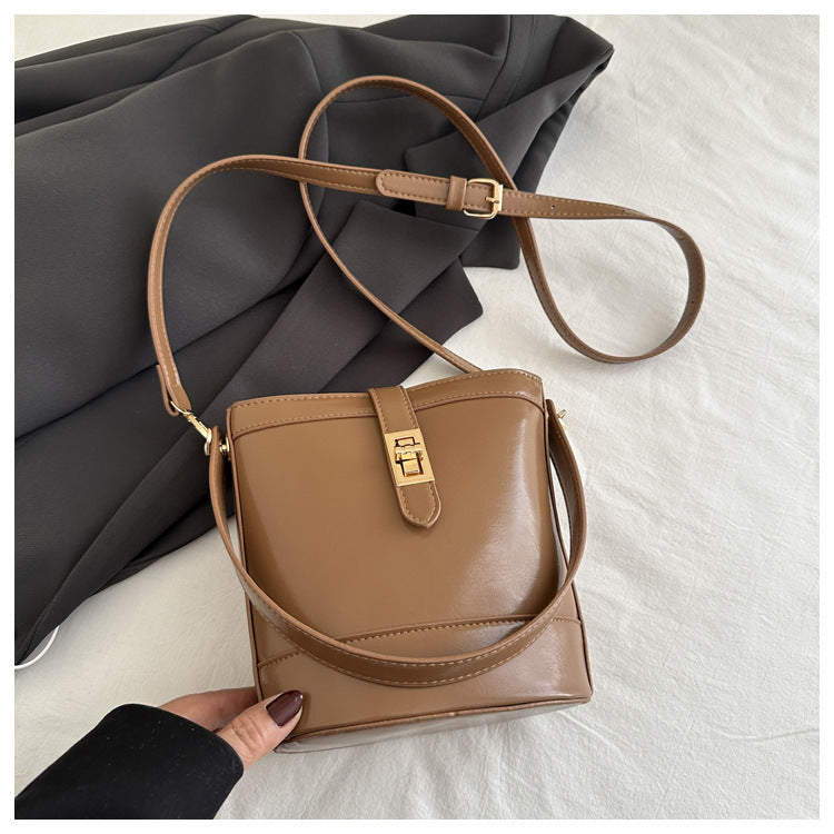 Hand Holding Bucket  Women's One Shoulder Crossbody Bag