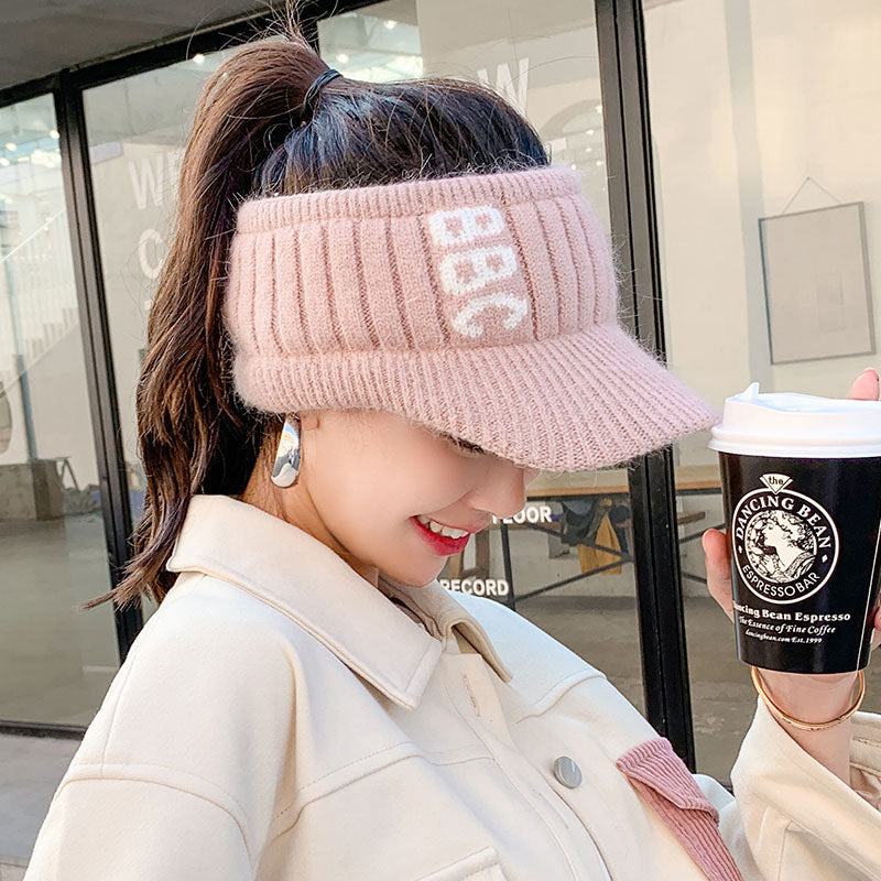 Women's Wool Hat Knitting In Autumn And Winter