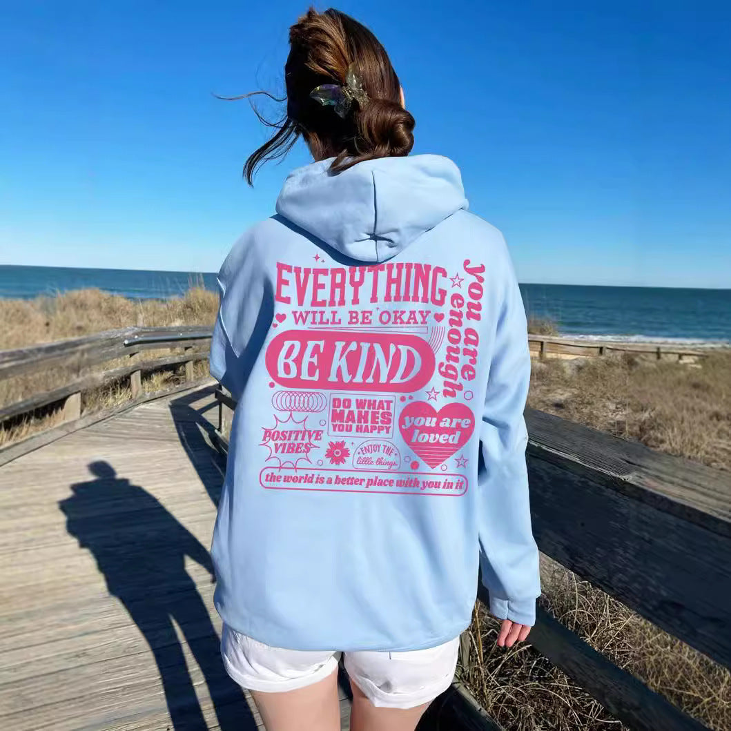 Kvinders Hoodie-sweater med tråddetaljer og sænkede skuldre – "Alles Wird In Ordnung Sein"