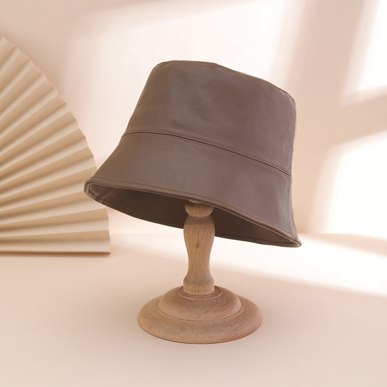 Retro Ensfarvet PU Fiskehat, Klassisk Og Alsidig, Med Flad Top. Velegnet Til Daglig Pendling Og Udendørs Brug.