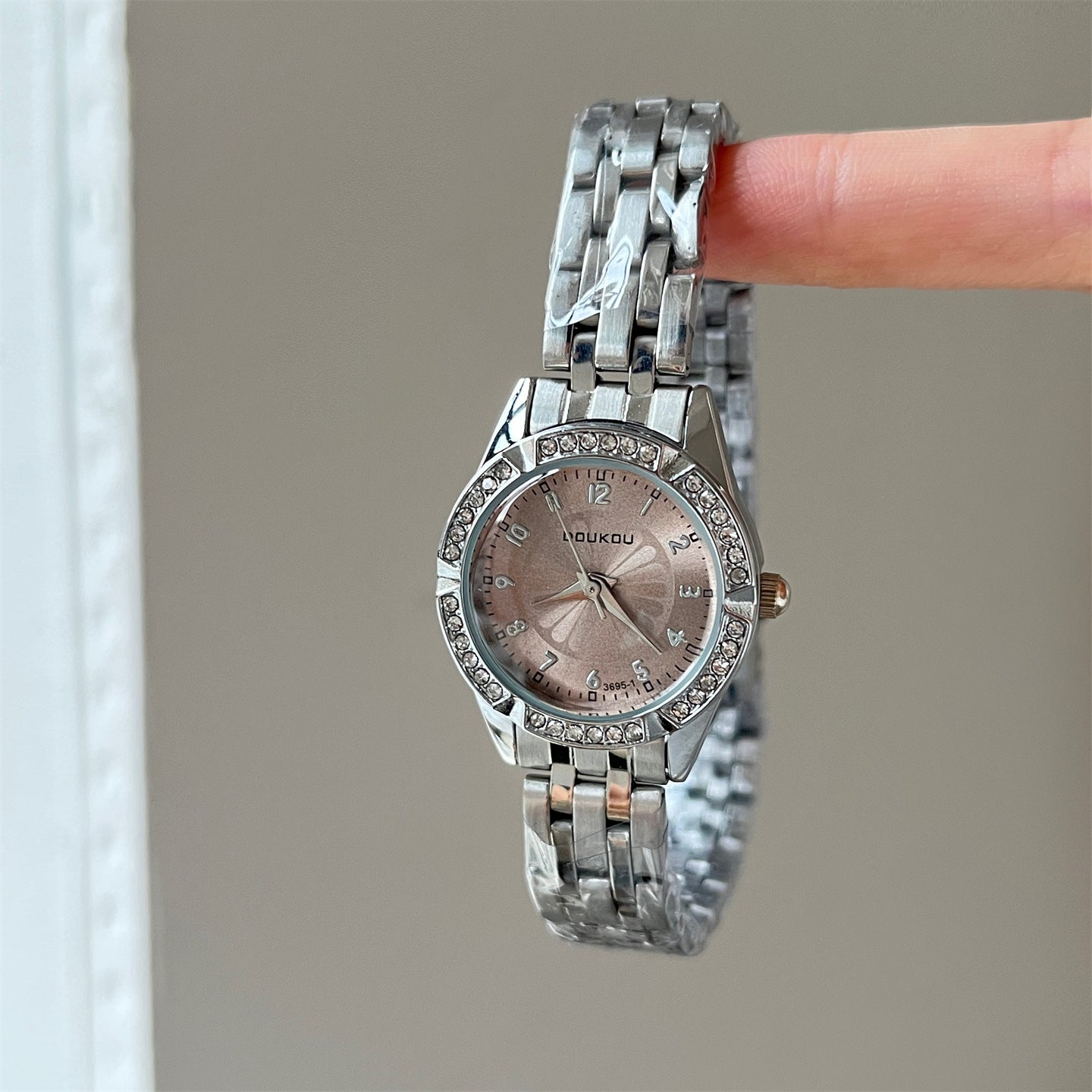 Daisy-shaped Round Dial With Diamond Embellishments For A Premium, High-end Look