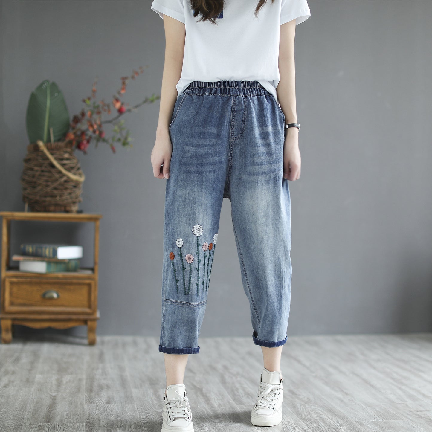 Women's Retro Literary Embroidery Jeans