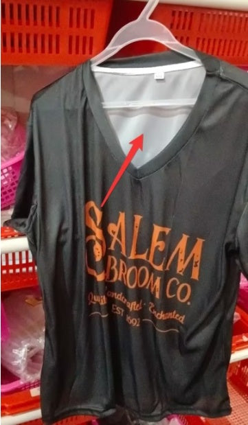 V-hals T-shirt til kvinder - Halloween Salem Broom Company