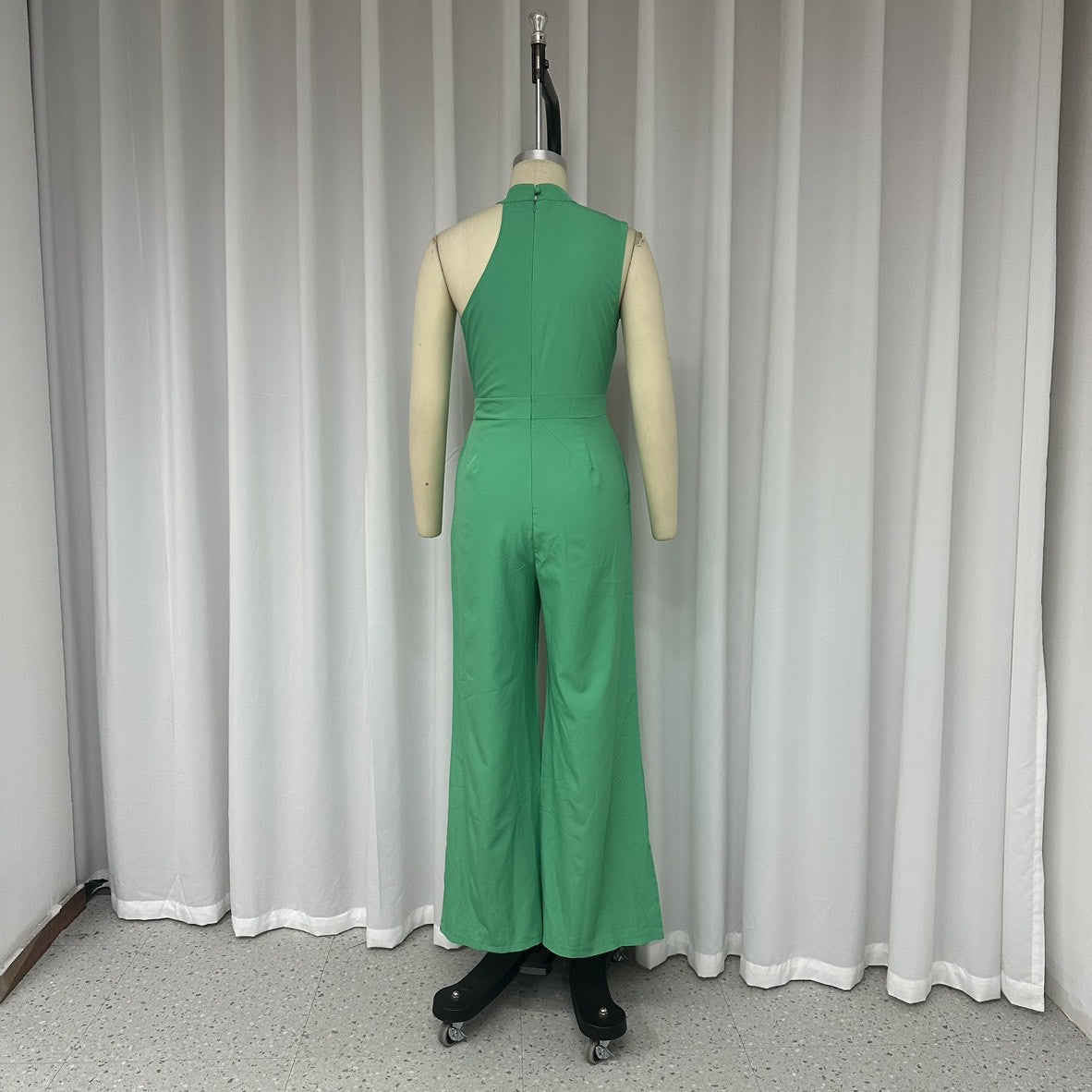 Afslappet ensfarvet jumpsuit med uregelmæssig udskæring