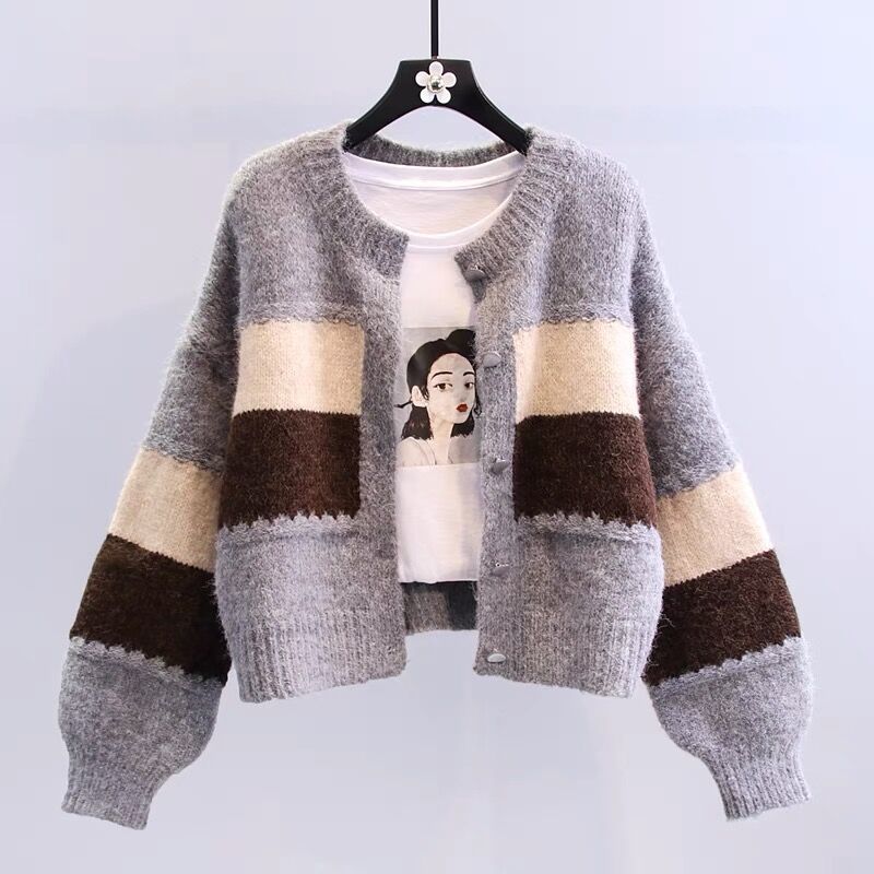 Kort strikket retrocollege-sweater med rund hals til foråret og efteråret
