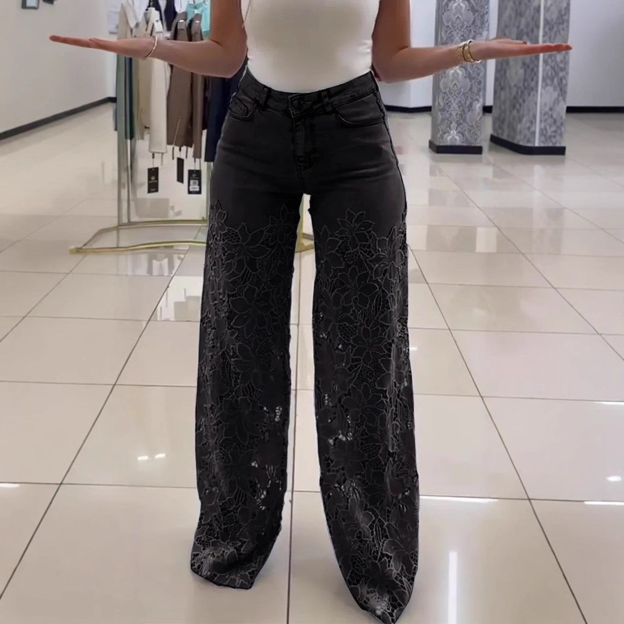 Moderigtige patchwork-denimjeans til kvinder med gennembrudte blondedetaljer