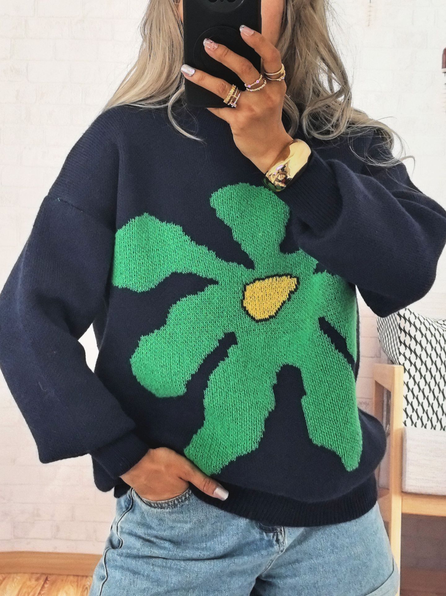 Afslappet løs strikket rundhalset sweater med store blomster jacquard og kontrastfarver