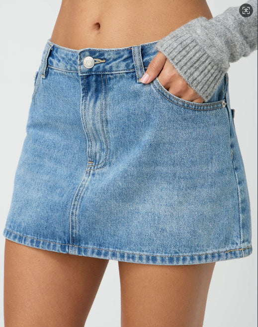 Afslappet kort nederdel i vasket strækdenim til kvinder