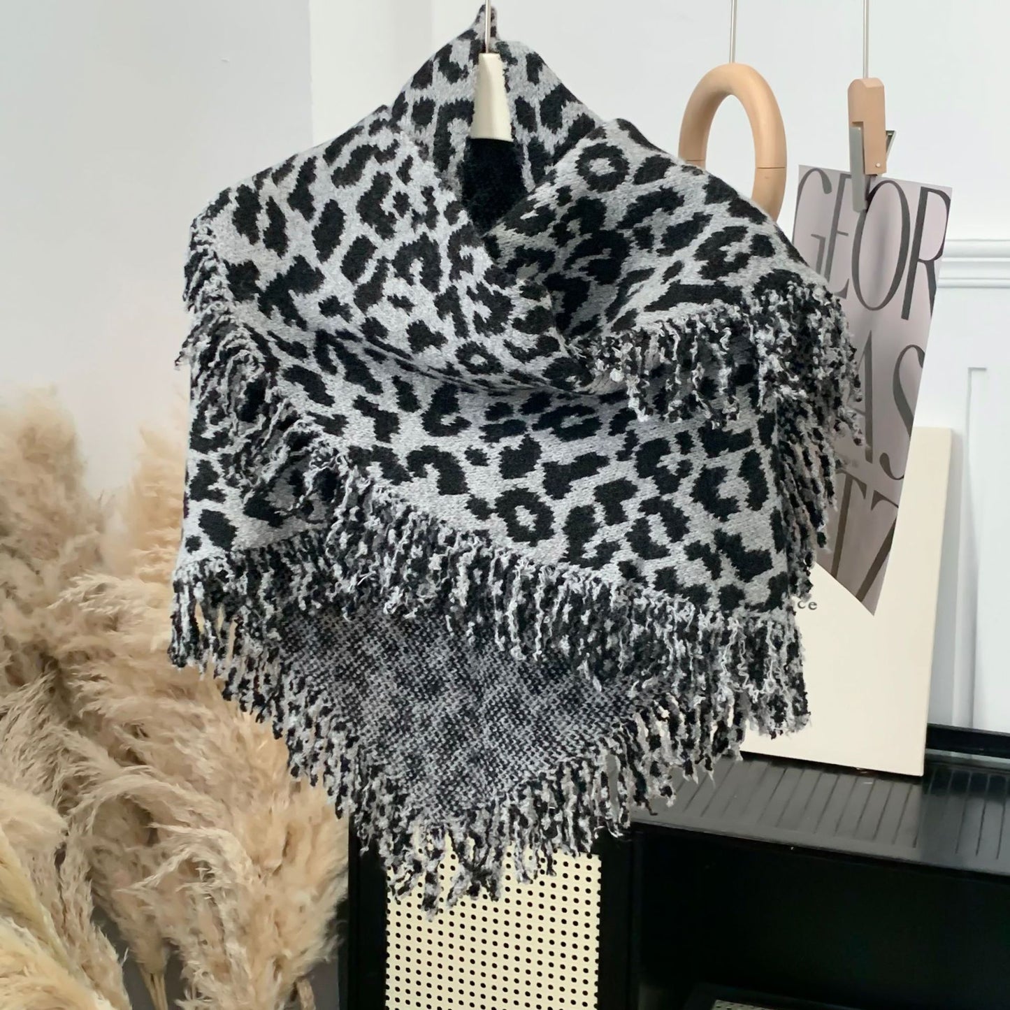 Varmt og stilfuldt leopardfrynset tørklæde sjal to-i-én