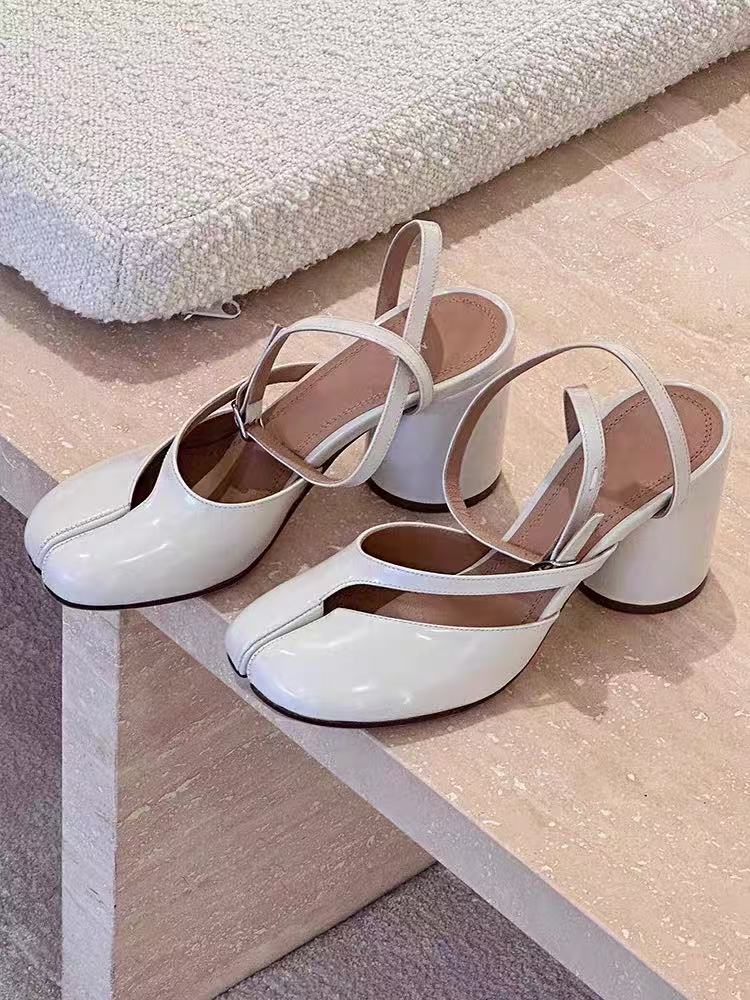 Split-toe Shoes Trotter Word Buckle High Heels 8CM