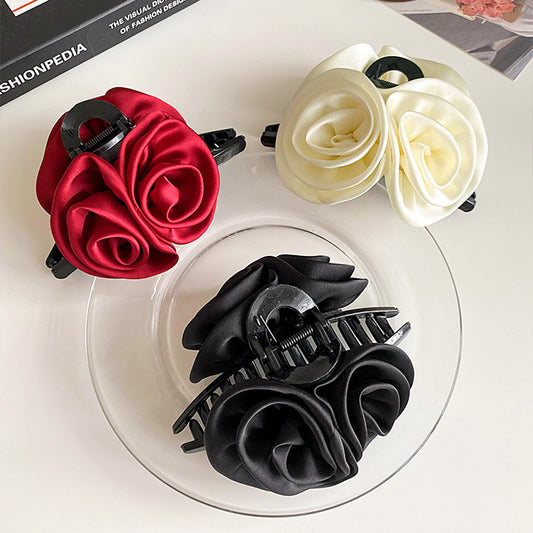 Hårklemme med rosenblomst i udsøgt satin