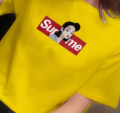 Mandlige og kvindelige par ifører sig studenter-T-shirt med korte ærmer Kvinde