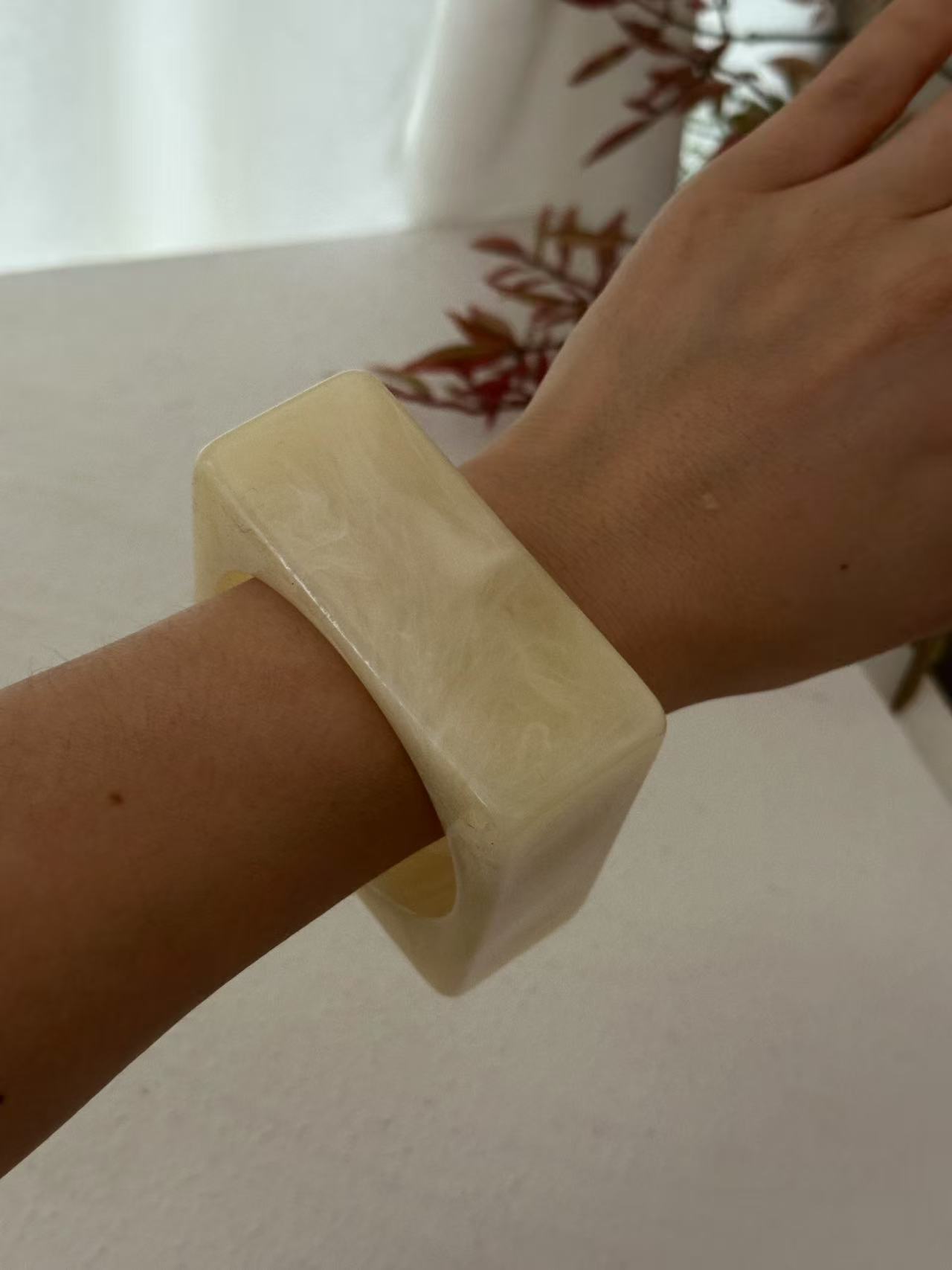 Women's Irregular Geometric Blooming Resin Bracelet