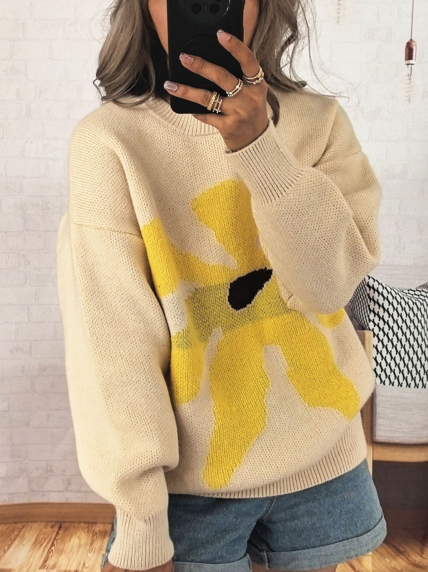 Afslappet løs strikket rundhalset sweater med store blomster jacquard og kontrastfarver