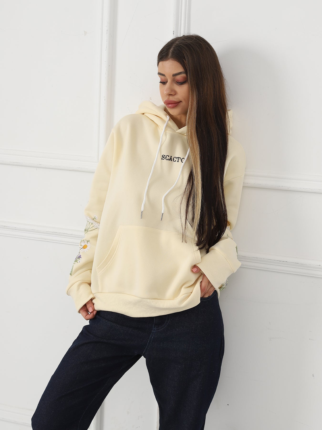 Ensfarvet sweatshirt med blomsterprint og lange ærmer til kvinder