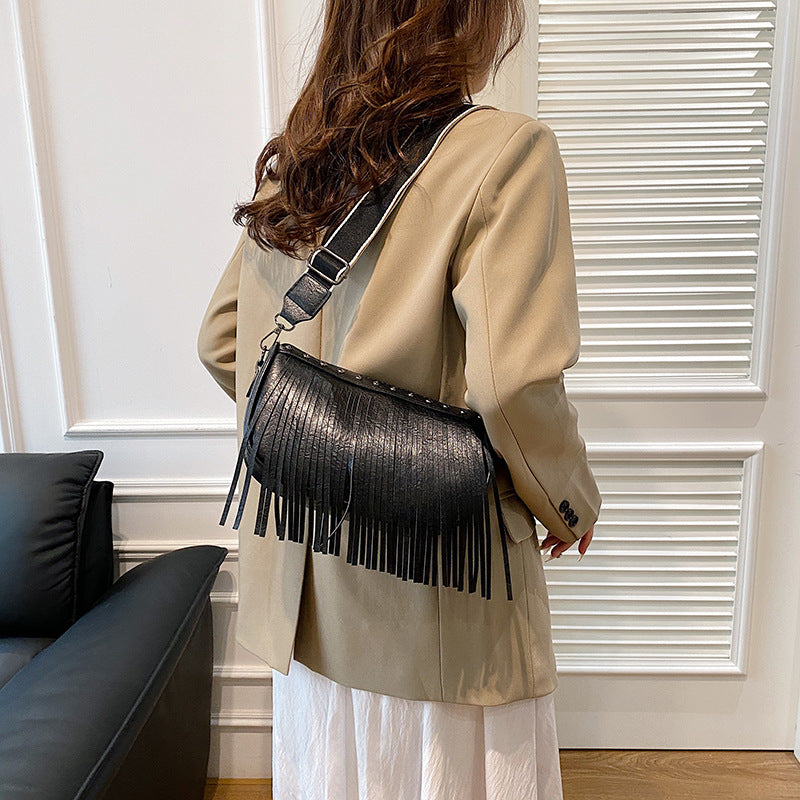 Ladies Tassel Retro Large Capacity Shoulder Bag