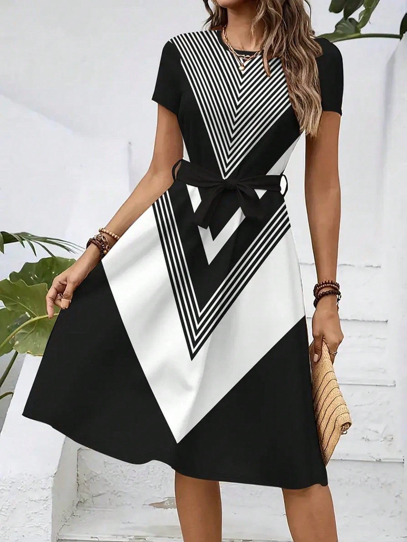 Womens Loose-fitting Dress With Short Sleeves A Crew Neck And A Belt