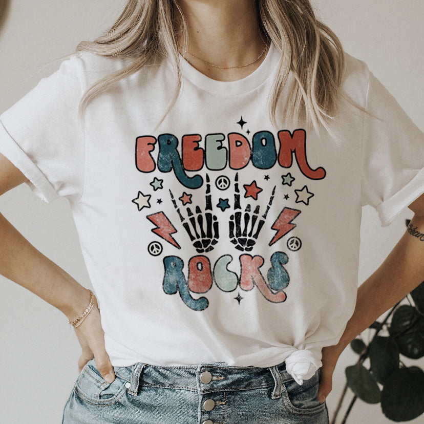 Sød og nuttet t-shirt med bogstaver og løs rund hals