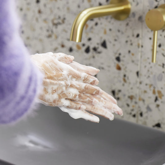 Dove Flytande Handtvål för återfuktad och omedelbart mjuk hud Deeply Nourishing Refill tvättar effektivt bort smuts och bakterier 500 ml