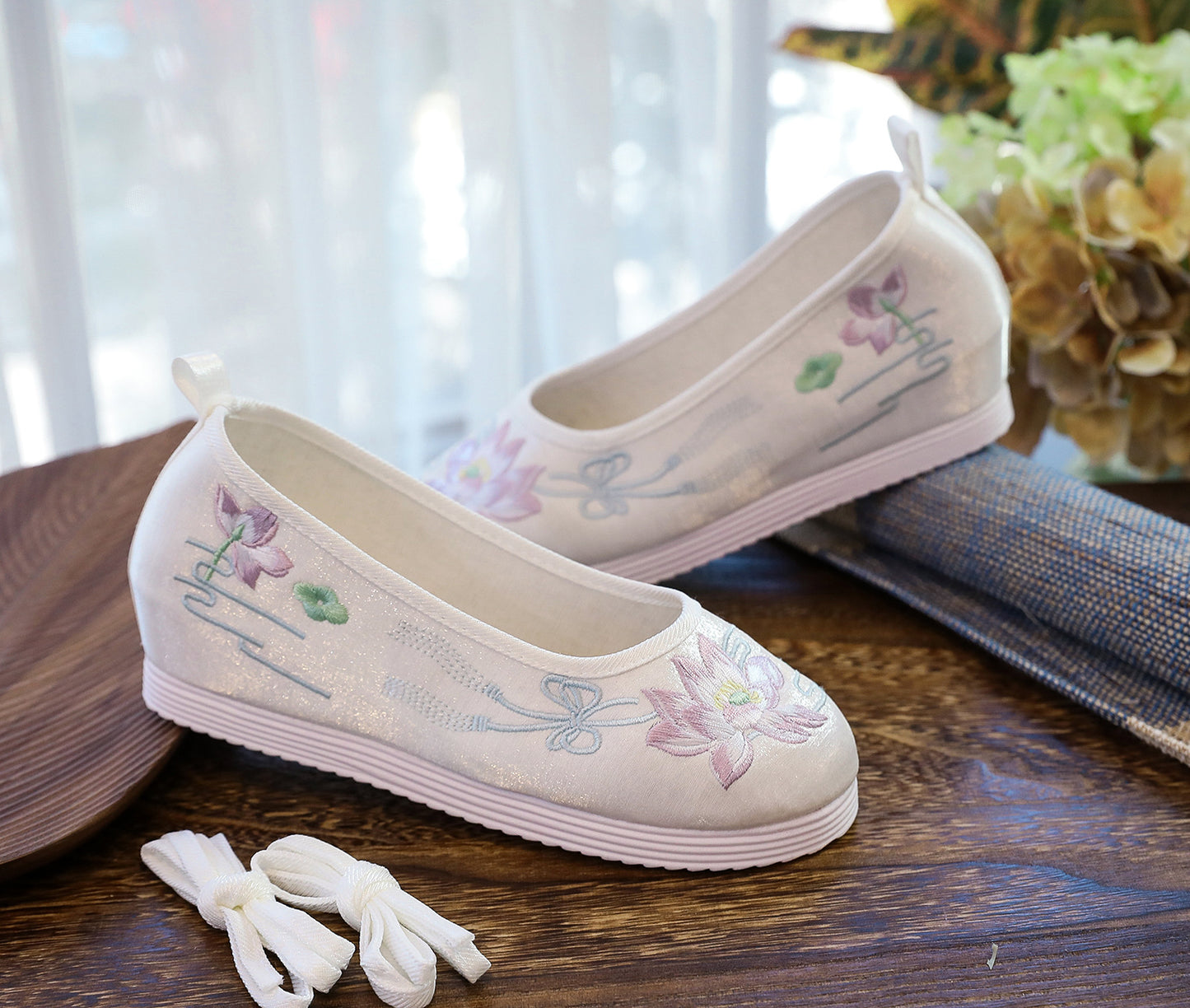 Spring And Autumn Antique Student Embroidered Cotton Shoes