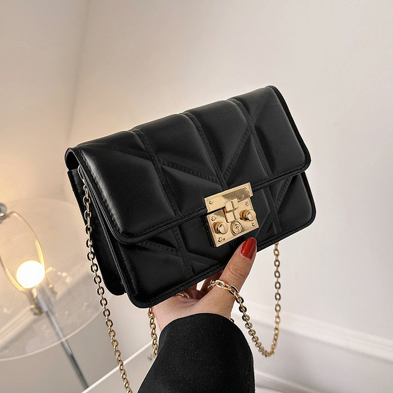 Crossbodytaske i casual design med kæde