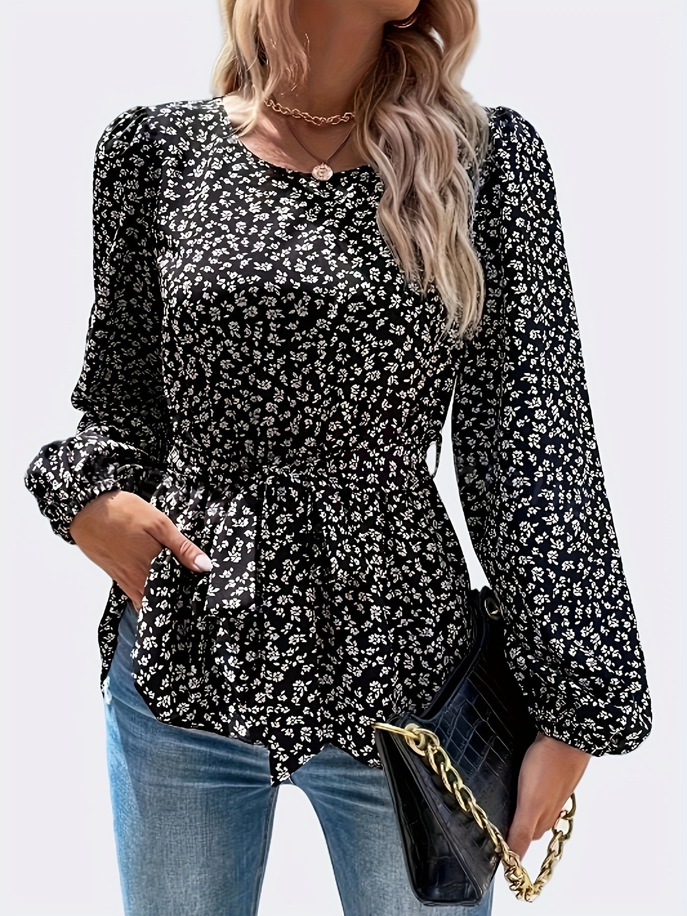 Dame-T-shirt med V-udskæring, print og bæltestyling
