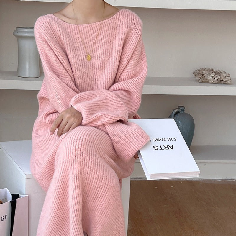 En knælang strikket sweaterkjole skaber et raffineret og elegant look til den moderne kvinde