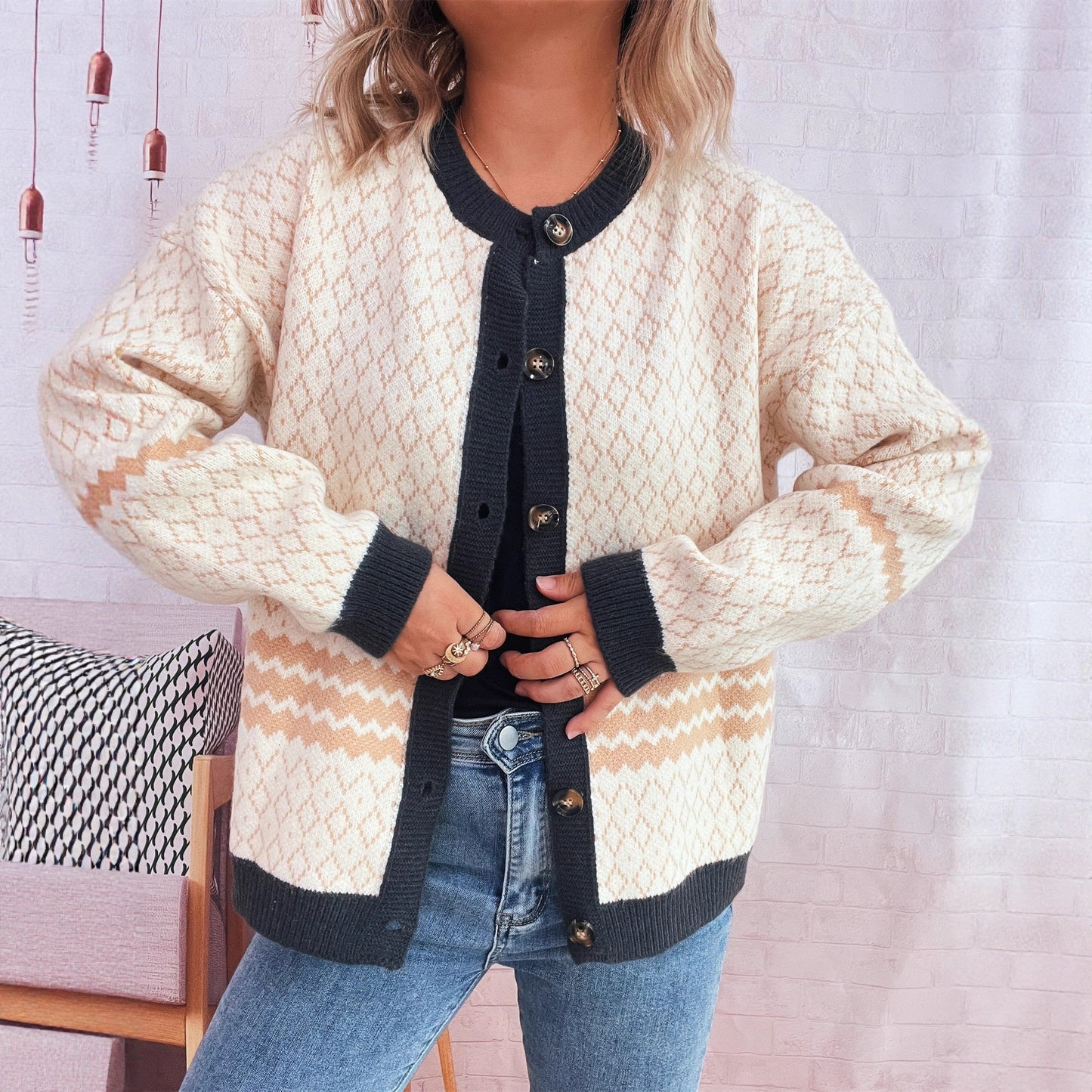 Retro Rhombus Contrast Color Round Neck Long-sleeved Knitted Sweater