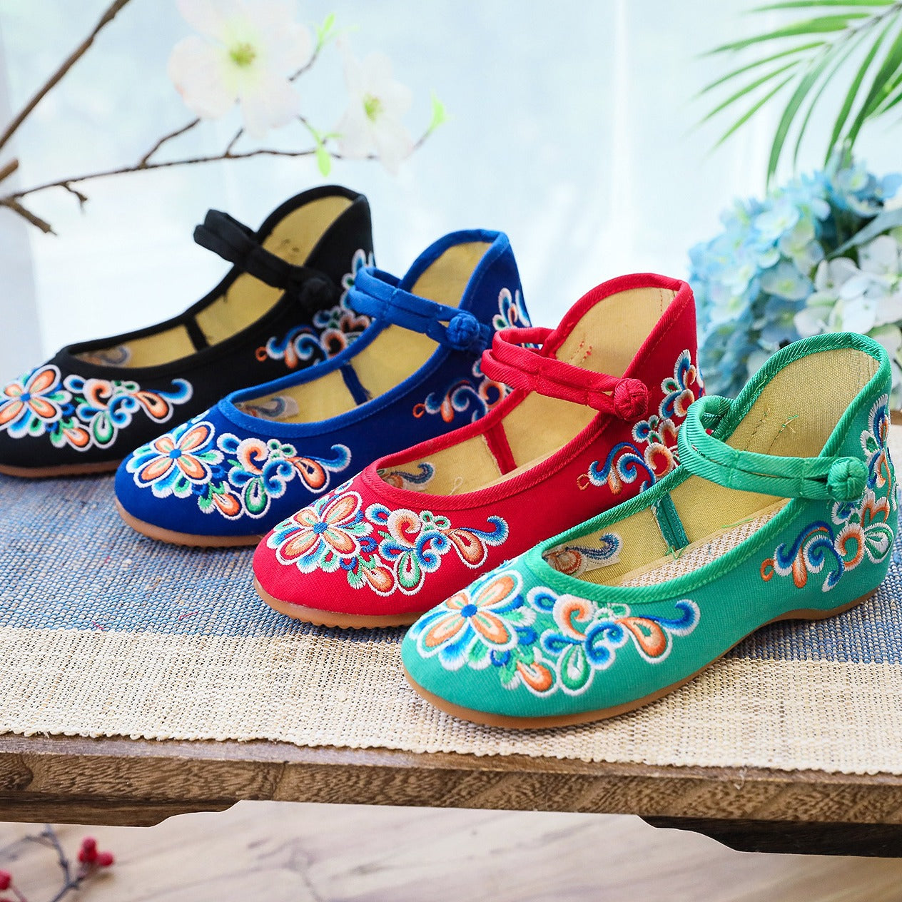Women's Round Head Canvas Embroidered Cotton Shoes