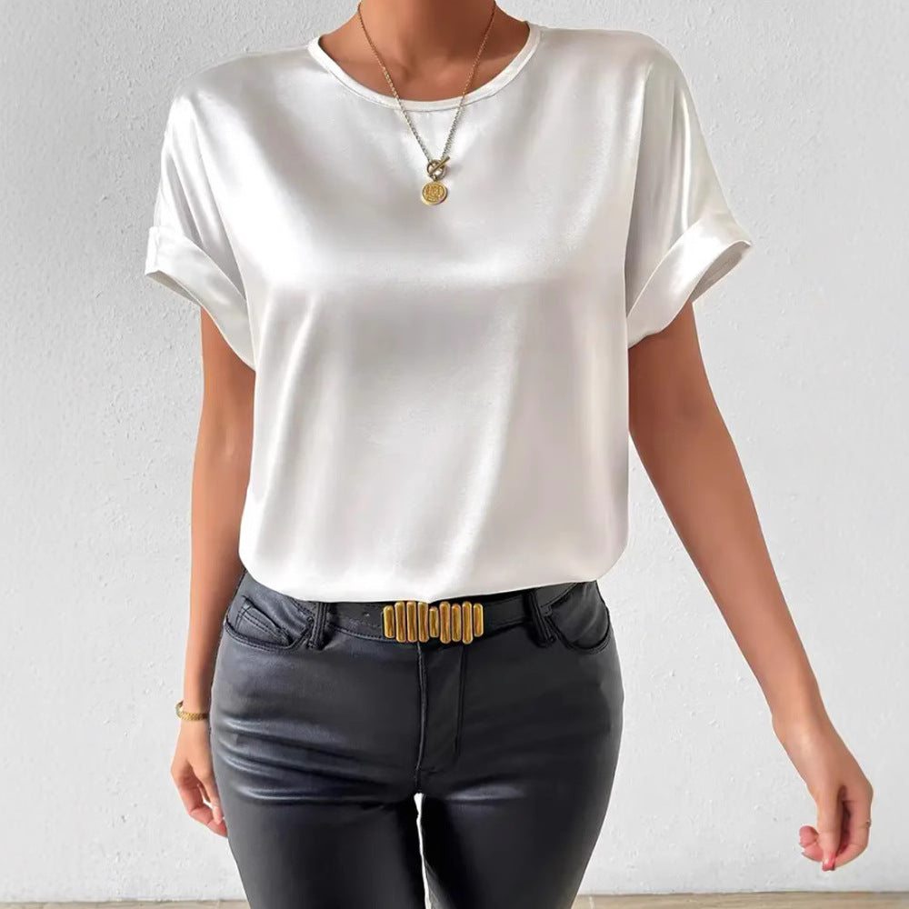 Elegant ensfarvet T-shirt med rund hals og korte ærmer