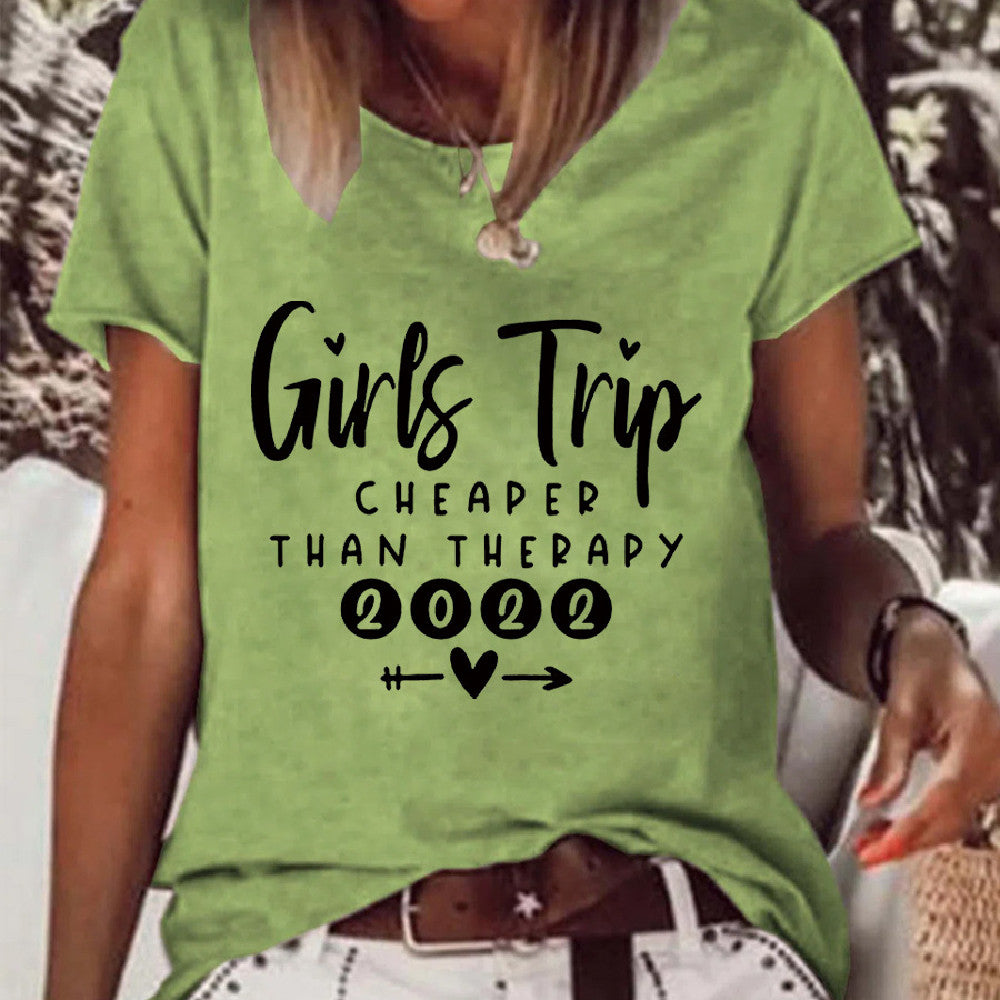 Dame T-shirt med rund hals og print "Than Therapy Girls Trip"