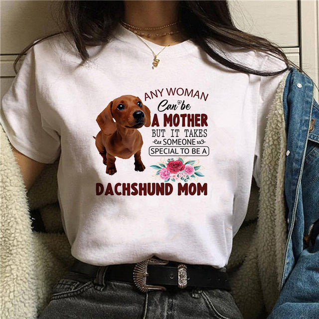 Dame T-shirt med print af gravhund - Min personlige stalker - Sommer