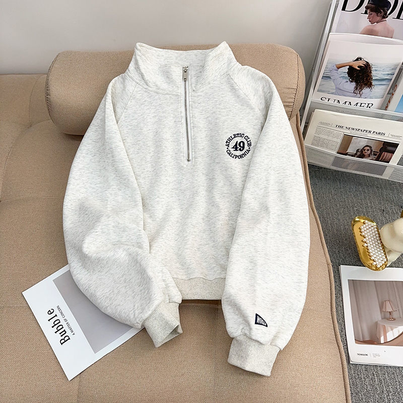 Broderet halvlynlåset sweater med opretstående krave