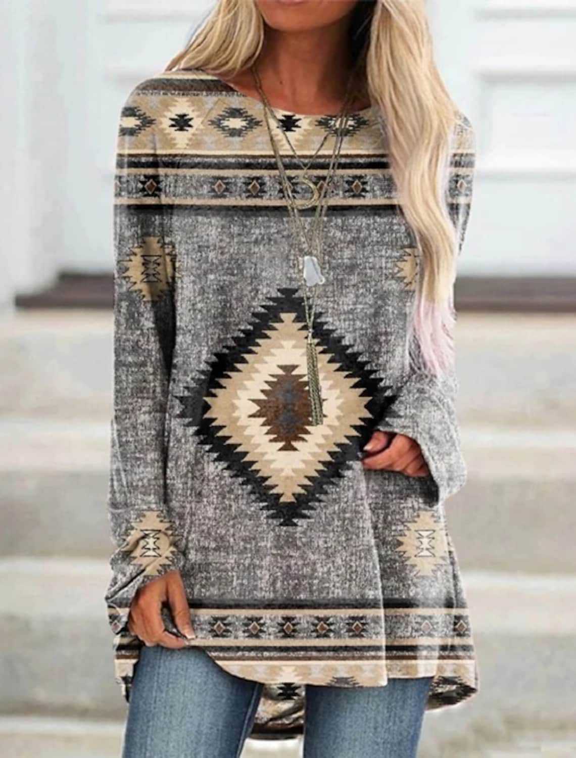 Lang T-shirtkjole i retro etnisk stil