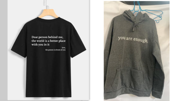 Dame-plyshættetrøje med bogstavprint, kængurulomme og snøre, unisex