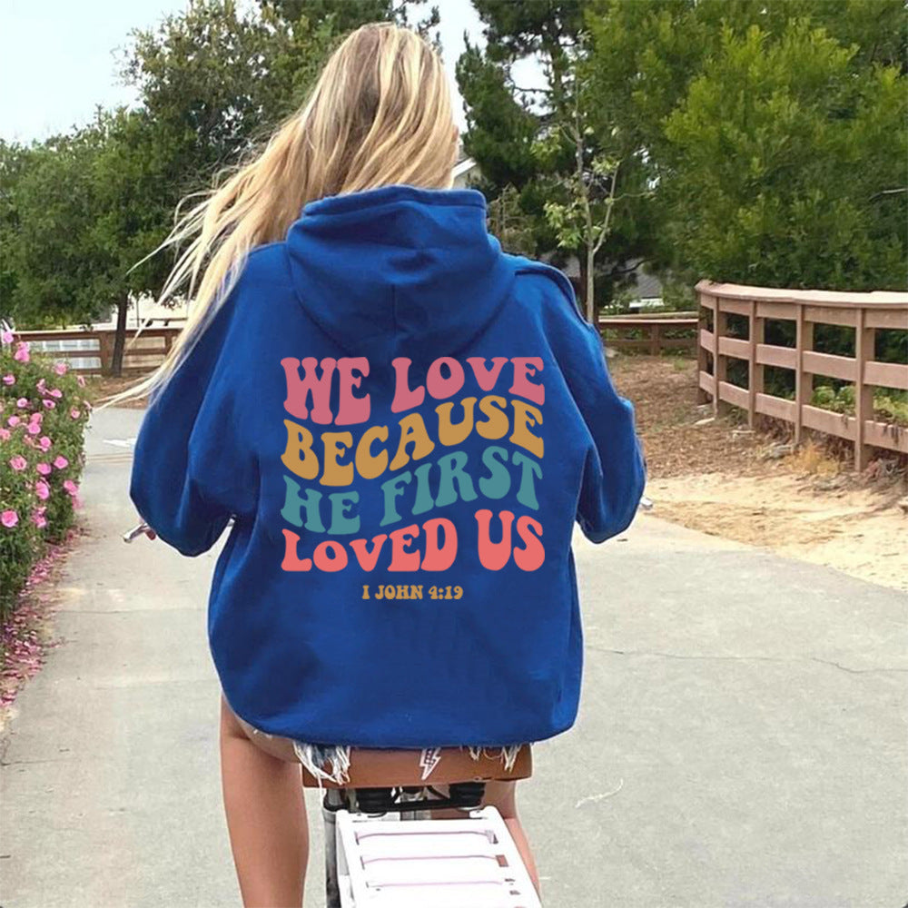 Ensfarvet sweatshirt med print til kvinder