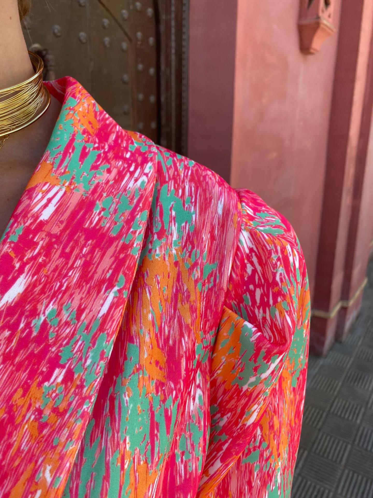 Jumpsuit med dyb V-hals, pufkortærmer, print, elastisk talje og lommer