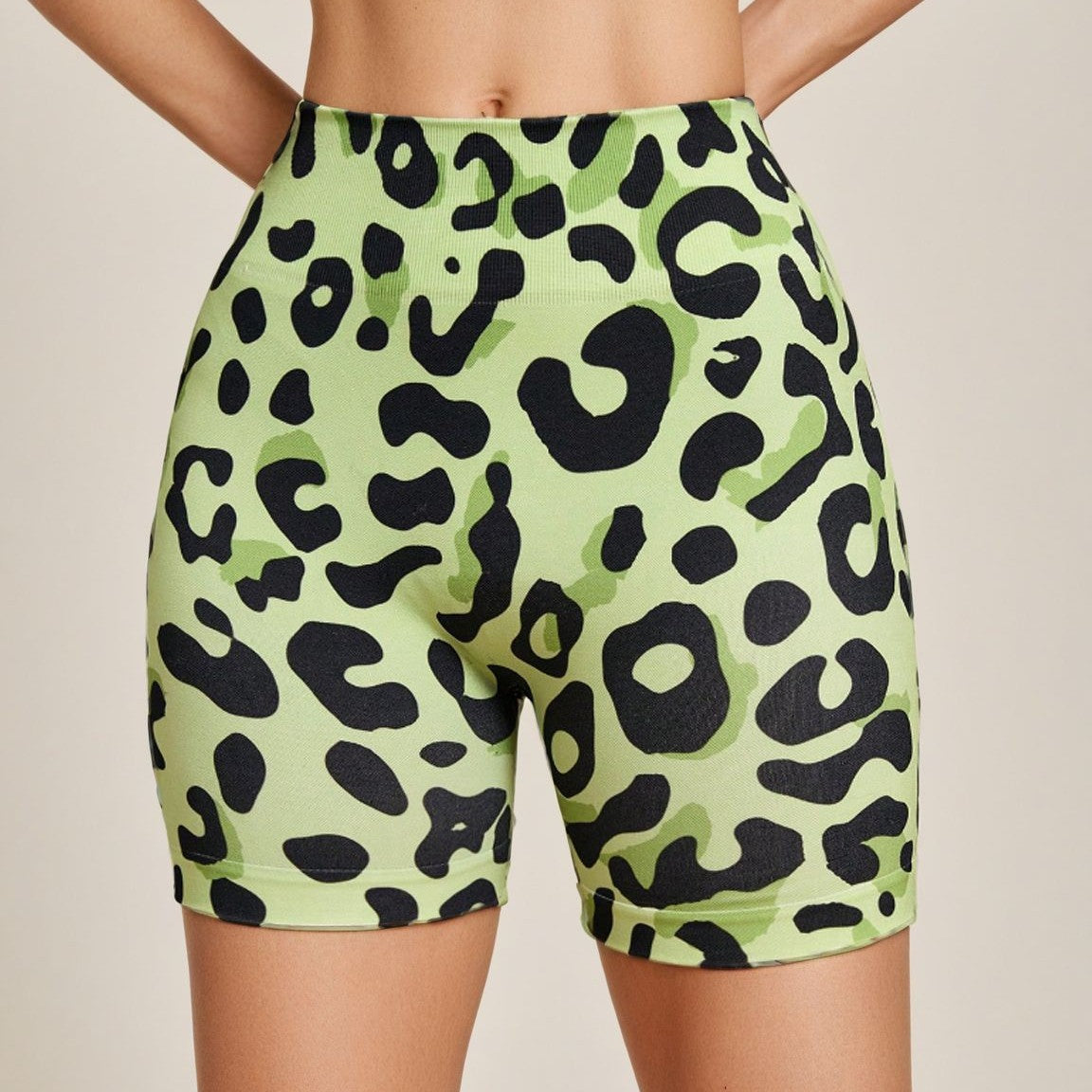 Figurvenlige yogashorts med print til kvinder